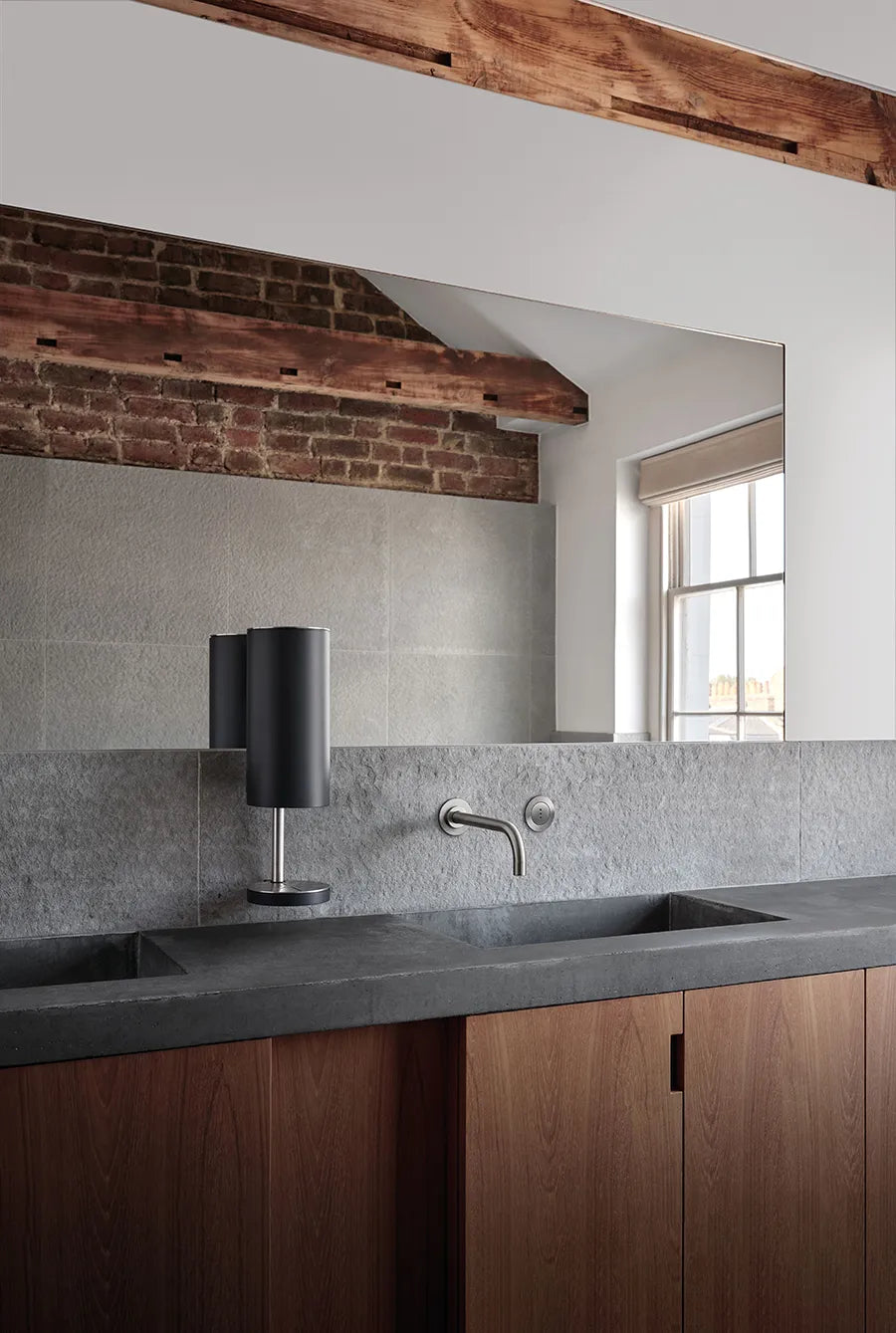 Sensorstyret håndsprit- og sæbedispenser, vægmonteret i sort fra VOLA