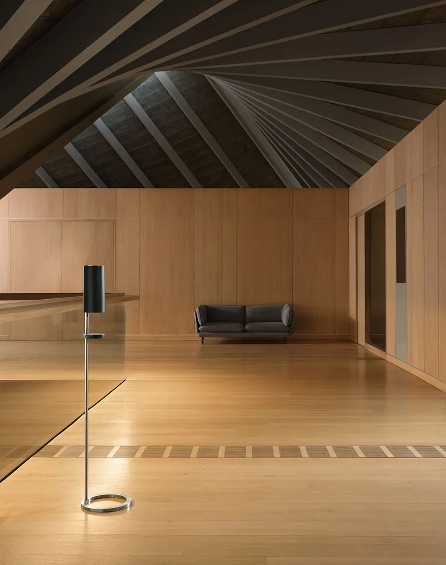 Sensorstyret håndsprit- og sæbedispenser, fritstående i sort fra VOLA