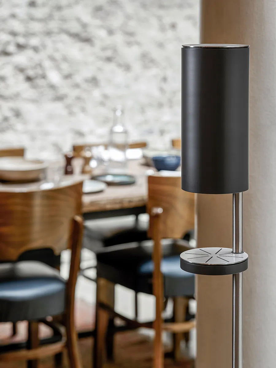 Sensorstyret håndsprit- og sæbedispenser, fritstående i sort fra VOLA