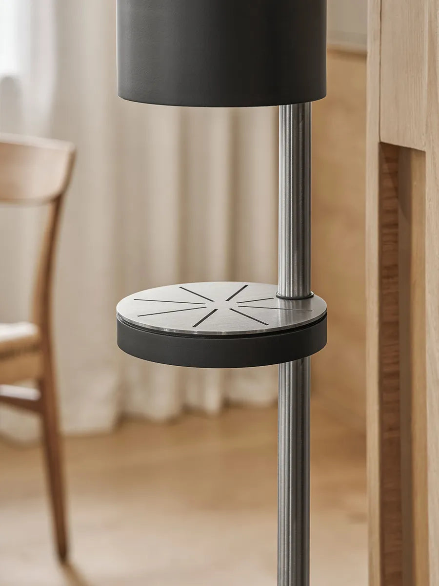 Sensorstyret håndsprit- og sæbedispenser, fritstående i sort fra VOLA