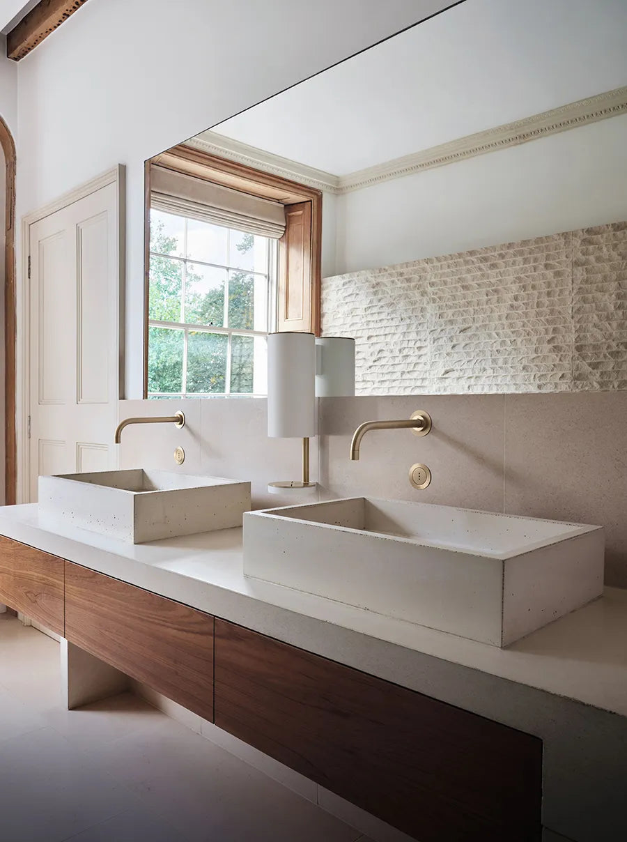 Sensorstyret håndsprit- og sæbedispenser, vægmonteret i hvid fra VOLA