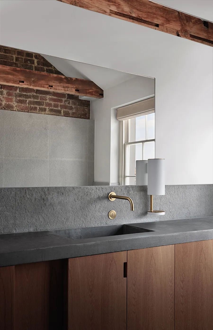 Sensorstyret håndsprit- og sæbedispenser, vægmonteret i hvid fra VOLA