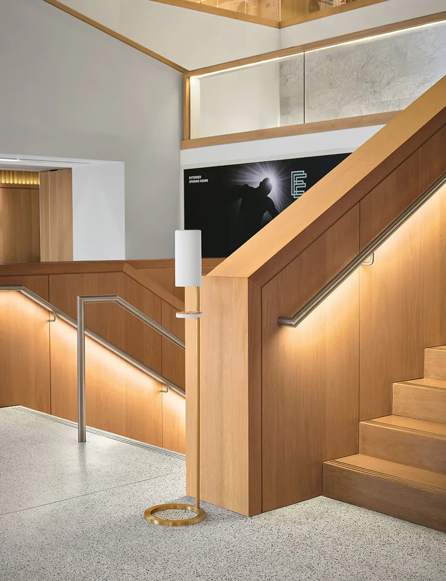 Sensorstyret håndsprit- og sæbedispenser, fritstående i hvid fra VOLA