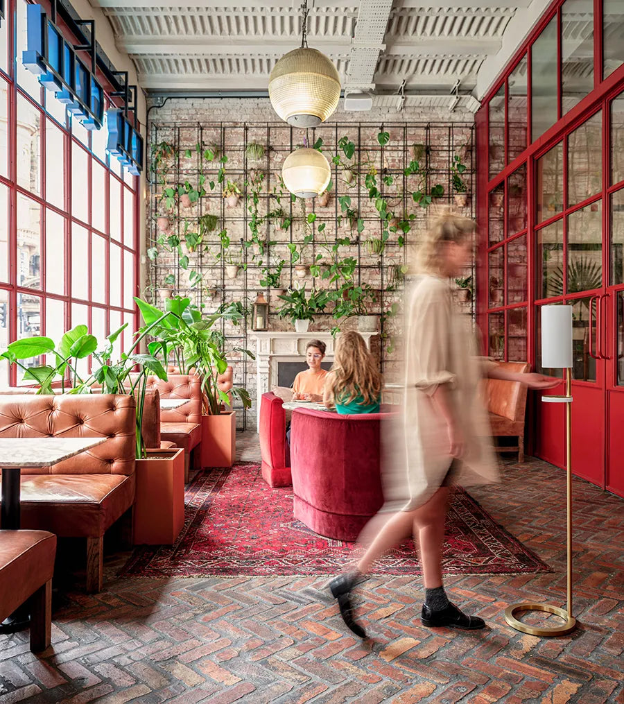 Sensorstyret håndsprit- og sæbedispenser, fritstående i hvid fra VOLA