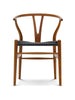 Y-stol CH24, Valnød lak med sort flet af Hans J. Wegner