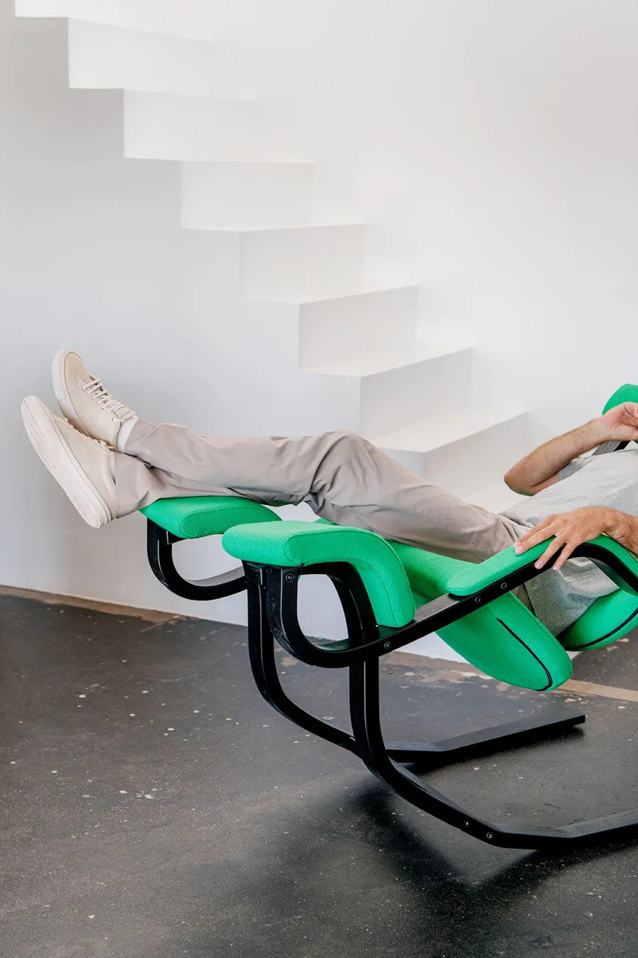 Gravity Balans Lænestol fra Variér (Sort ask)