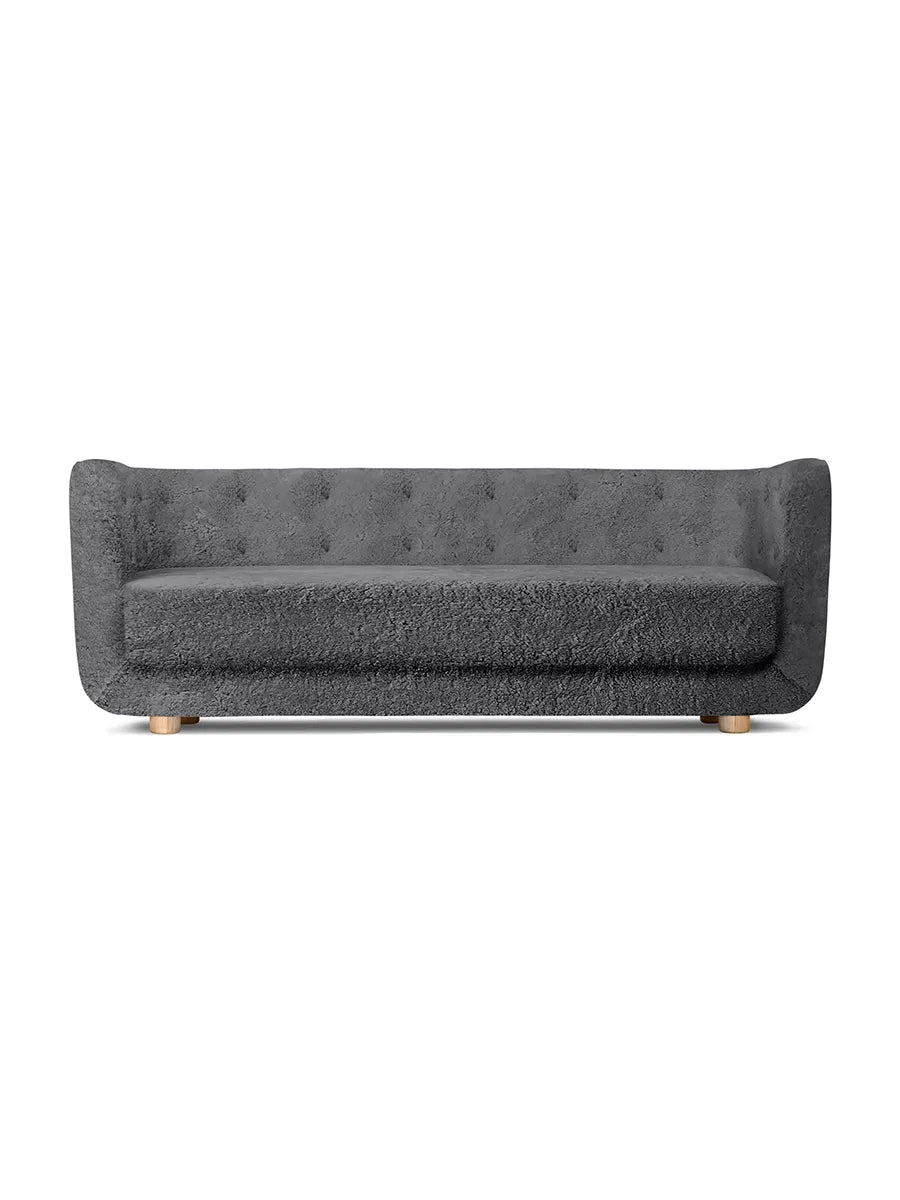 Vilhelm Sofa fra Audo Copenhagen - Fåreskind / Antrachite / Eg - Jacobsen Plus