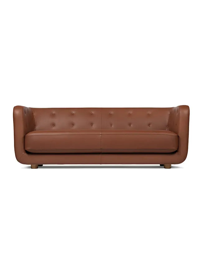 Vilhelm Sofa fra Audo Copenhagen - Læder / Nevada Cognac 2488 / Eg - Jacobsen Plus