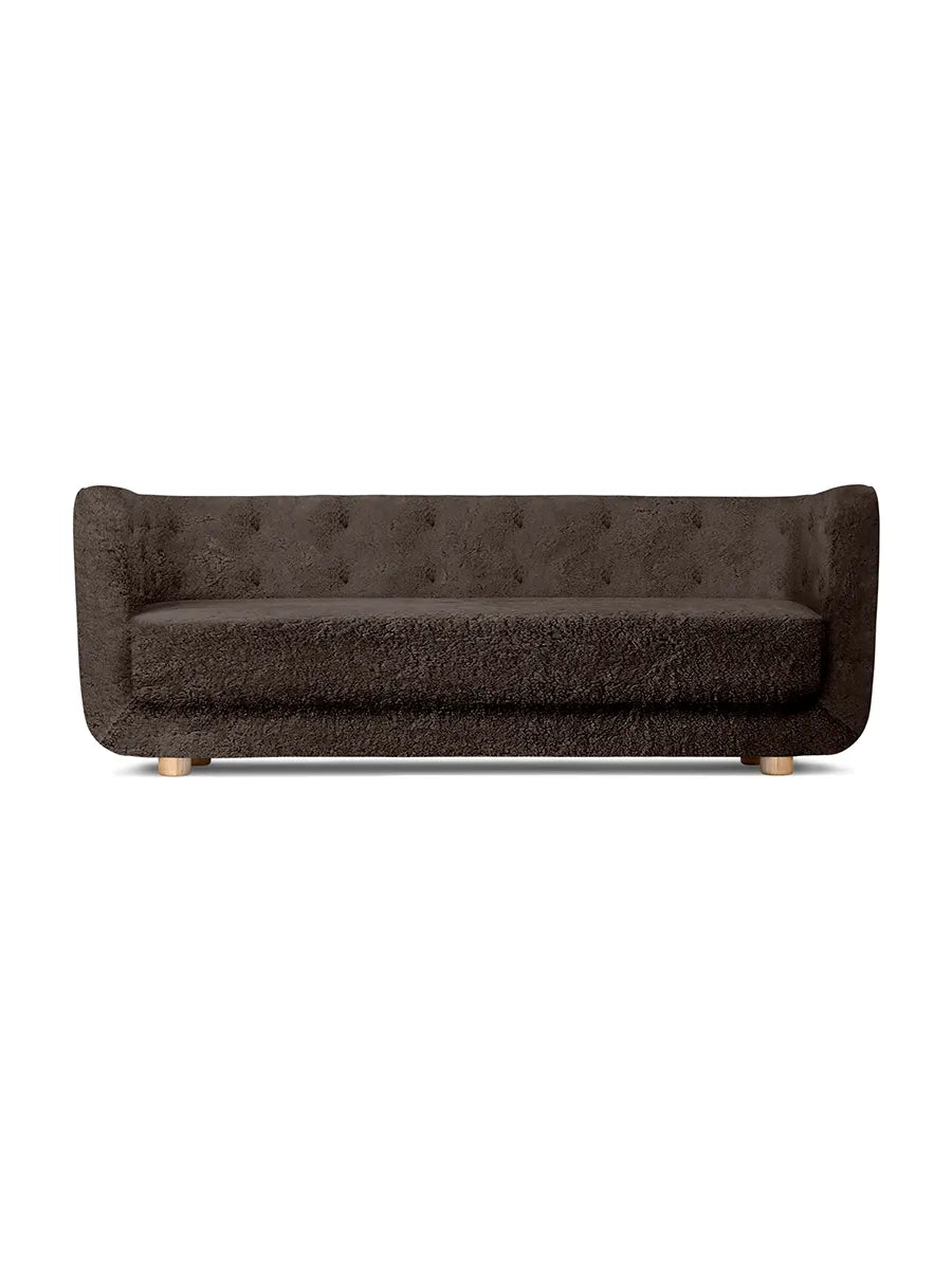 Vilhelm Sofa fra Audo Copenhagen - Fåreskind / Espresso / Eg - Jacobsen Plus