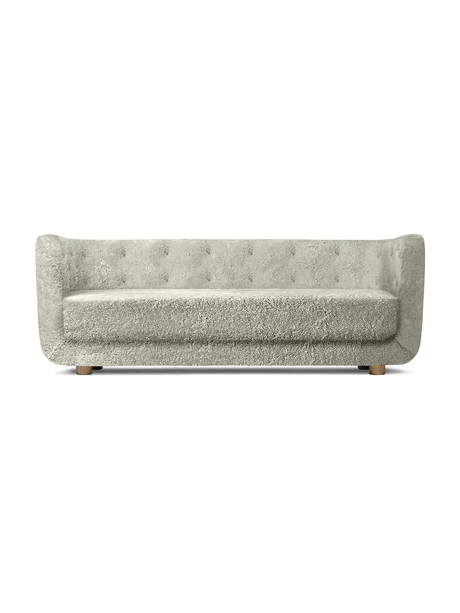 Vilhelm Sofa fra Audo Copenhagen - Fåreskind / Green Tea / Eg - Jacobsen Plus