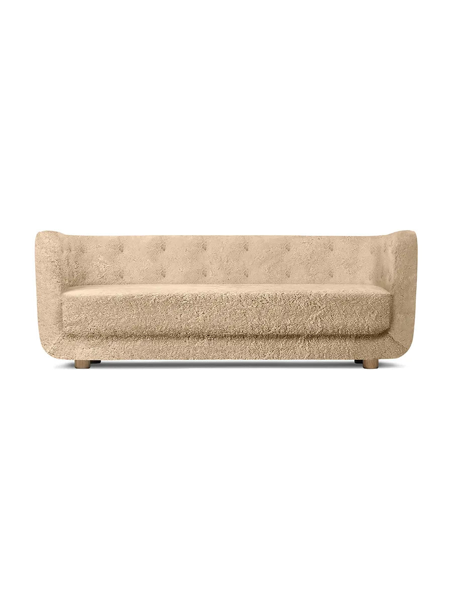 Vilhelm Sofa fra Audo Copenhagen - Fåreskind / Honey / Røget eg - Jacobsen Plus