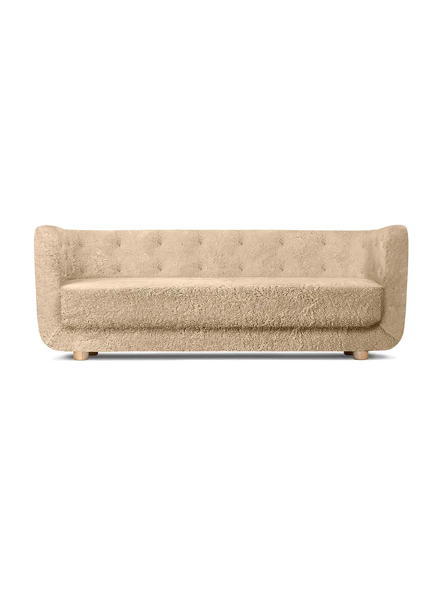 Vilhelm Sofa fra Audo Copenhagen - Fåreskind / Honey / Eg - Jacobsen Plus