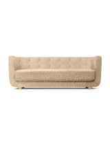 Vilhelm Sofa fra Audo Copenhagen - Fåreskind / Honey / Eg - Jacobsen Plus