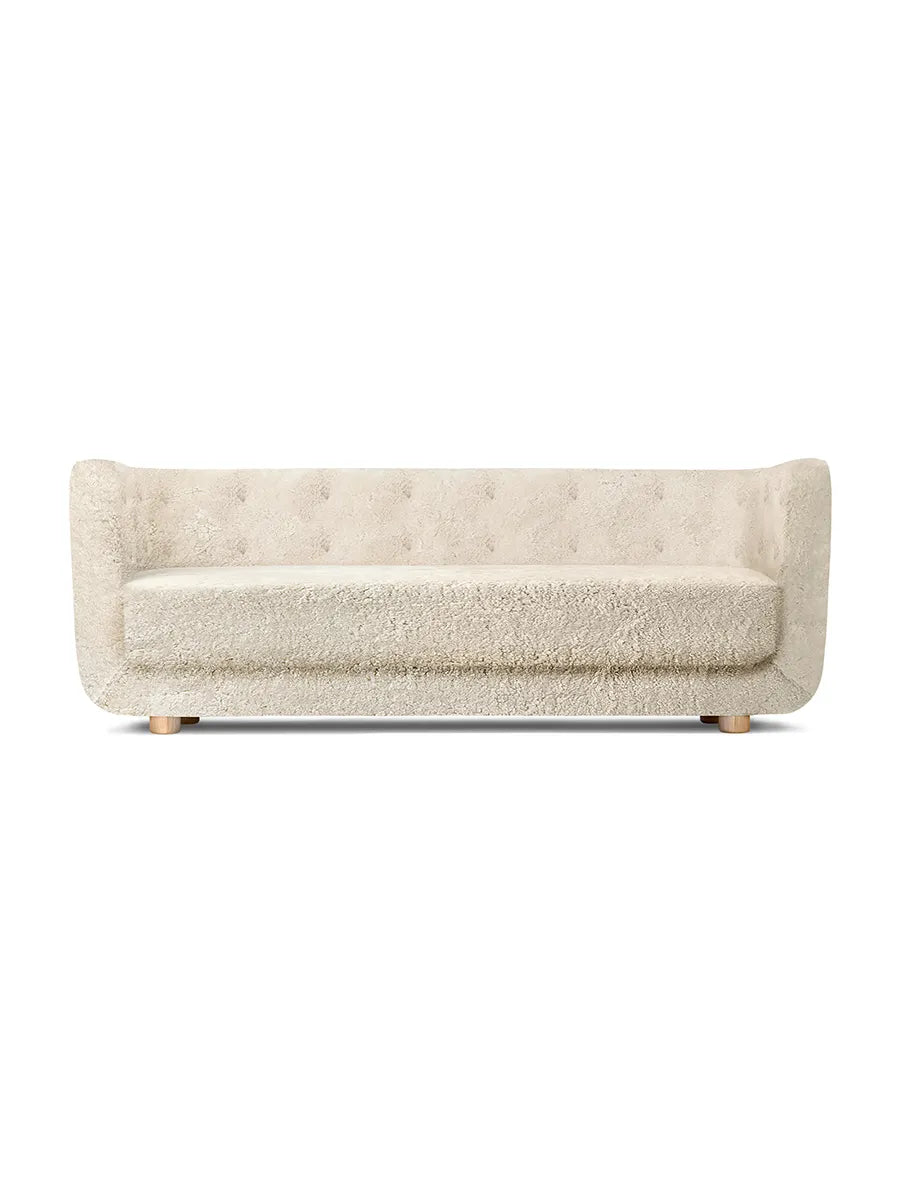 Vilhelm Sofa fra Audo Copenhagen - Fåreskind / Moonlight / Eg - Jacobsen Plus