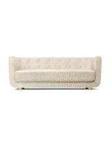 Vilhelm Sofa fra Audo Copenhagen - Fåreskind / Moonlight / Eg - Jacobsen Plus