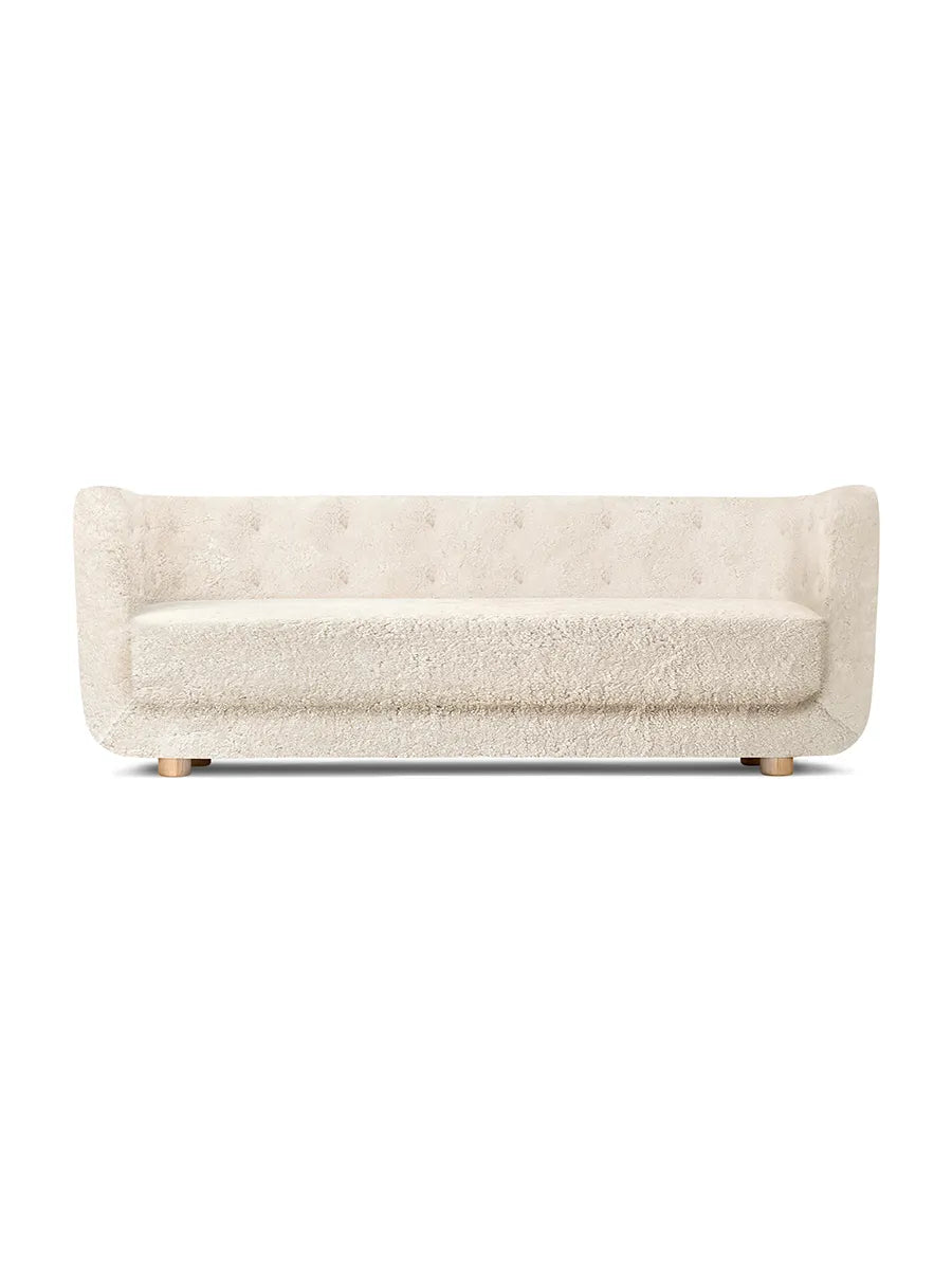 Vilhelm Sofa fra Audo Copenhagen - Fåreskind / Off white / Eg - Jacobsen Plus