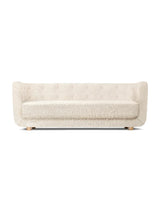 Vilhelm Sofa fra Audo Copenhagen - Fåreskind / Off white / Eg - Jacobsen Plus