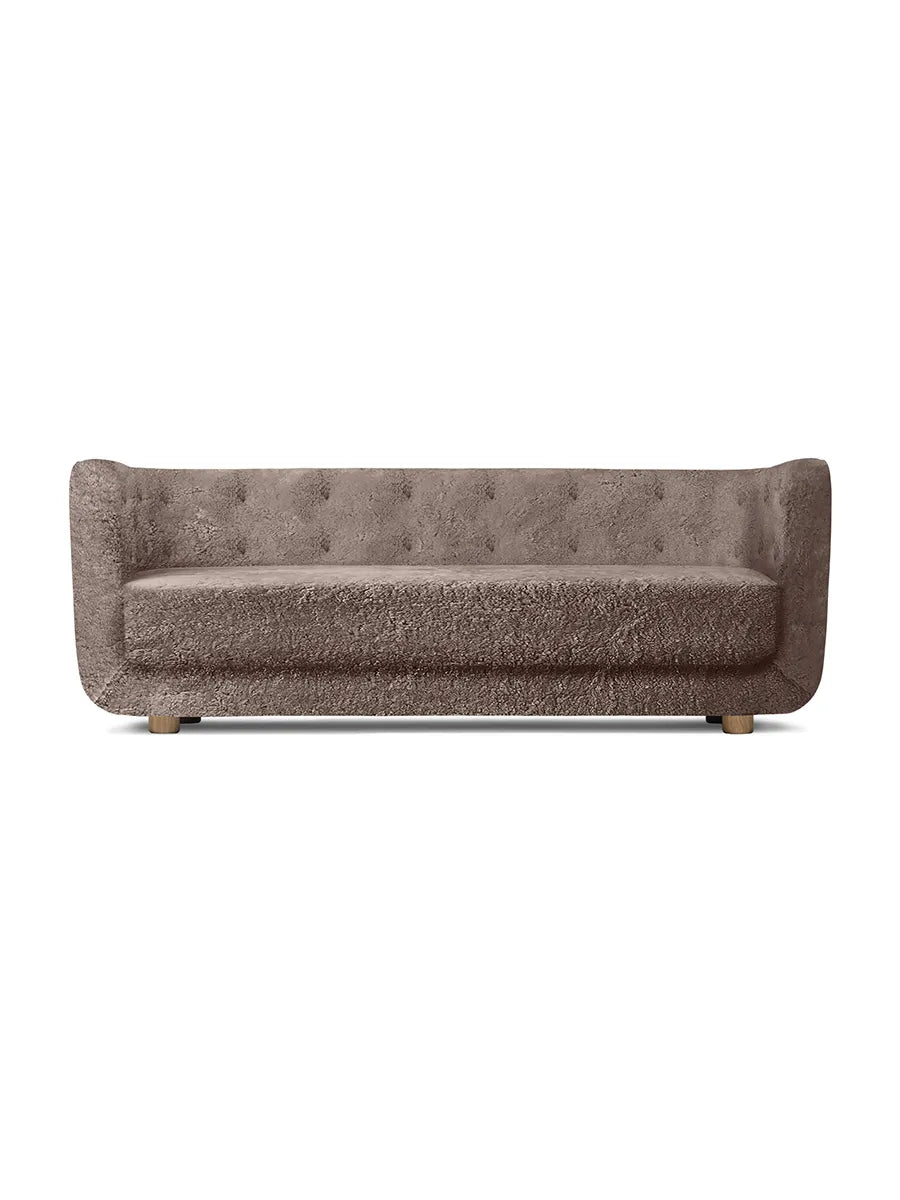 Vilhelm Sofa fra Audo Copenhagen - Fåreskind / Sahara / Røget eg - Jacobsen Plus