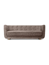 Vilhelm Sofa fra Audo Copenhagen - Fåreskind / Sahara / Røget eg - Jacobsen Plus