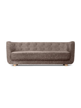 Vilhelm Sofa fra Audo Copenhagen - Fåreskind / Sahara / Eg - Jacobsen Plus