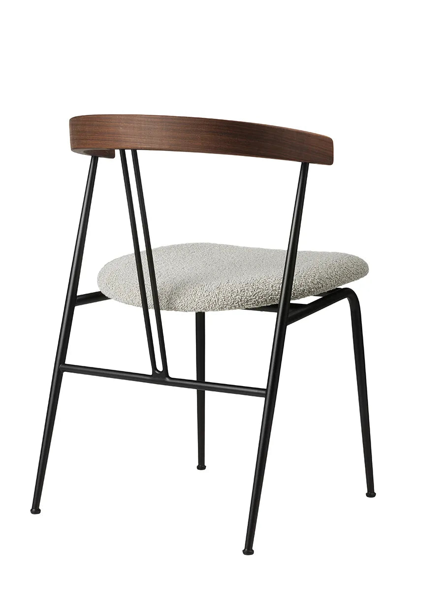 Violin Dining Chair, american walnut fra GUBI