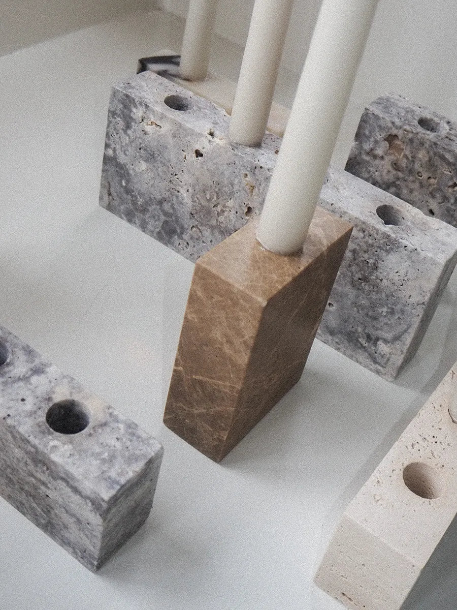 Epode Lysestage 25 cm, travertin silver fra Wabi Sabi Nordic