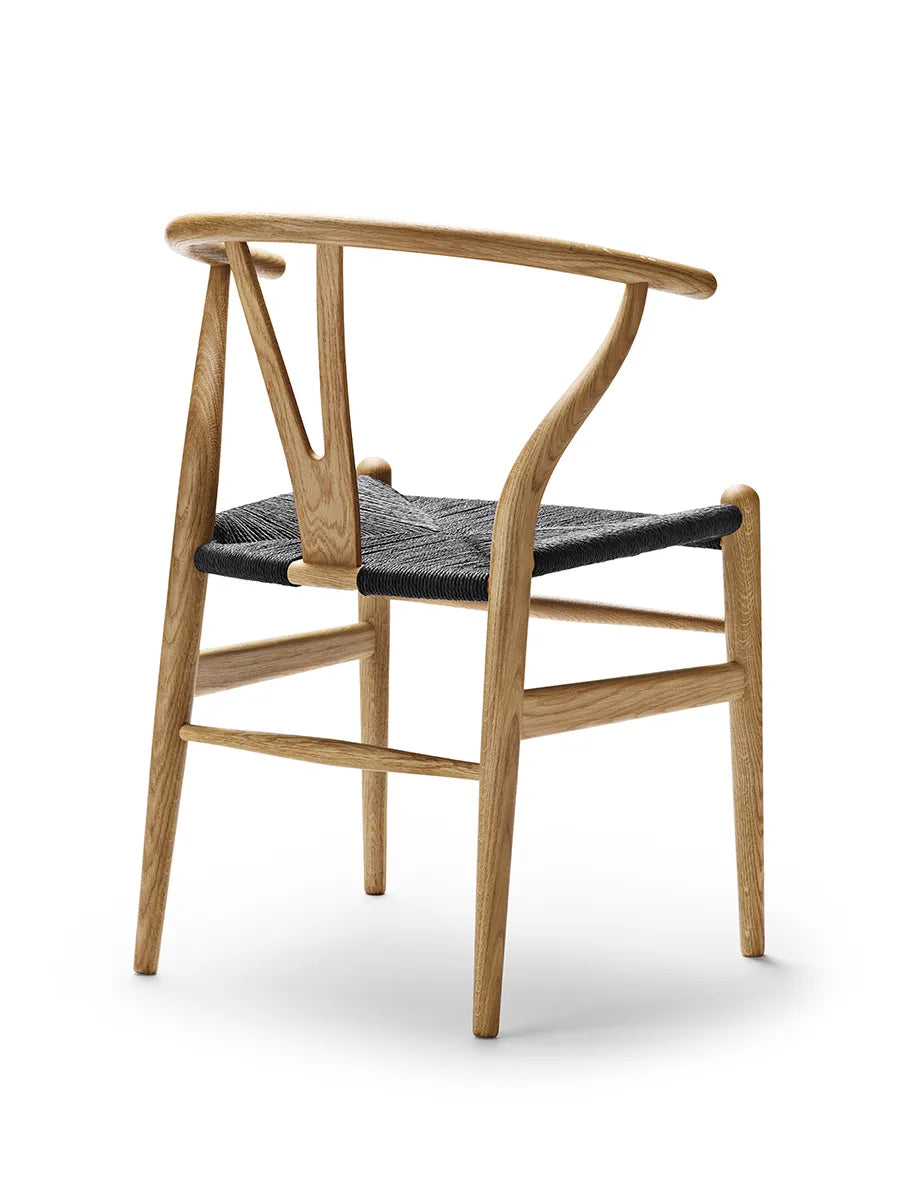 Y-stol CH24, eg olie med sort flet af Hans J. Wegner