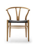 Y-stol CH24, eg olie med sort flet af Hans J. Wegner