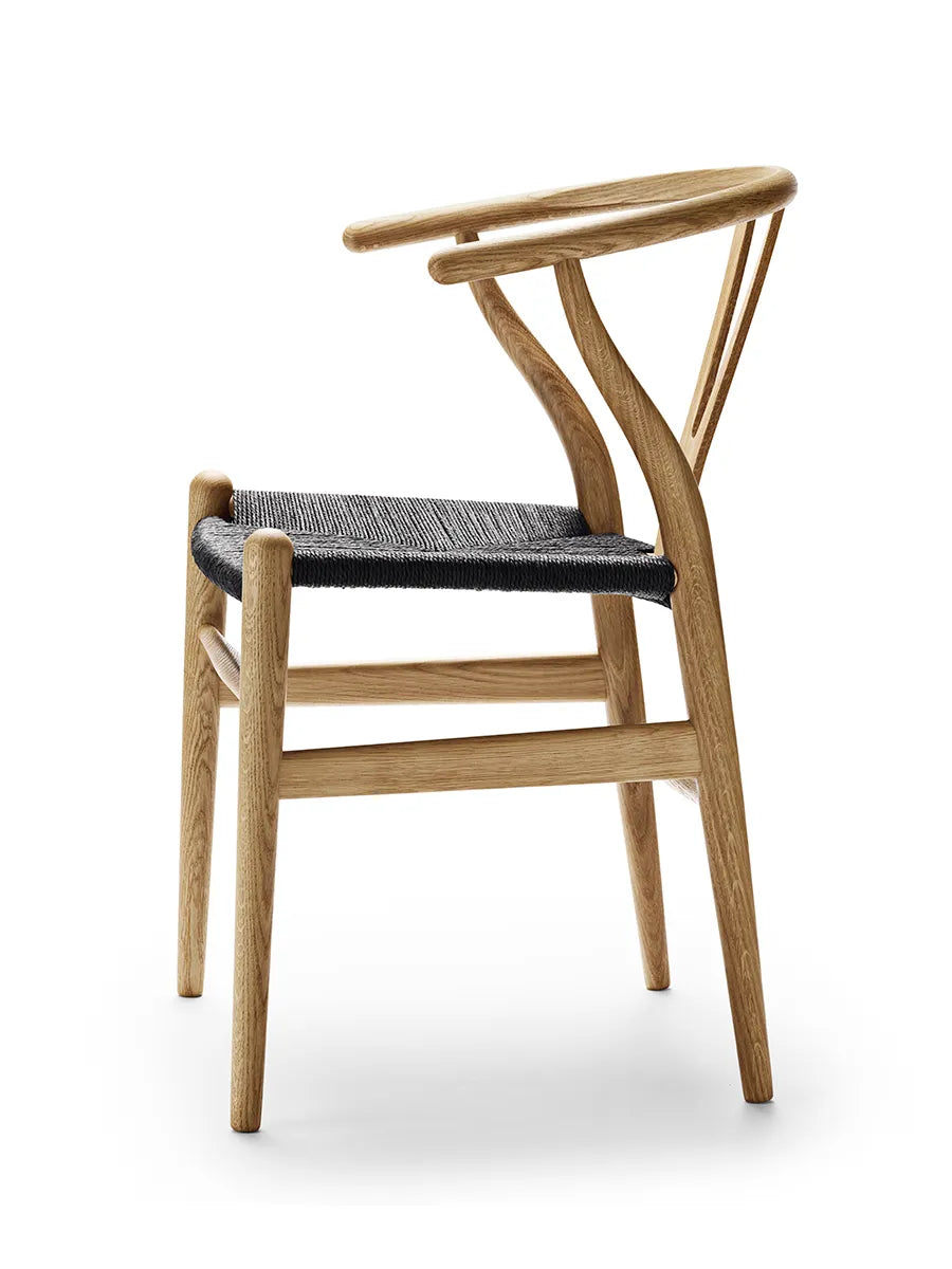 Y-stol CH24, eg olie med sort flet af Hans J. Wegner