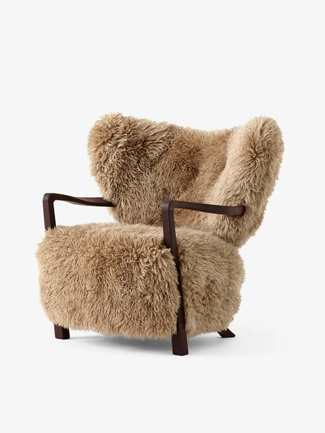 Wulff Lounge Chair fra &Tradition - Sheepskin, Honey 50 mm / Valnød - Jacobsen Plus