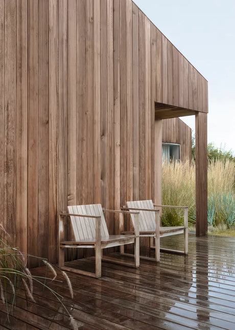 Bodil Kjær udendørs loungesæt i teak med 1 sidebord og 2 loungestole inkl. hynder fra Carl Hansen & Søn - 2 - Jacobsen Plus