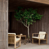 Bodil Kjær udendørs loungesæt i teak med 1 sidebord og 2 loungestole inkl. hynder fra Carl Hansen & Søn - 7 - Jacobsen Plus