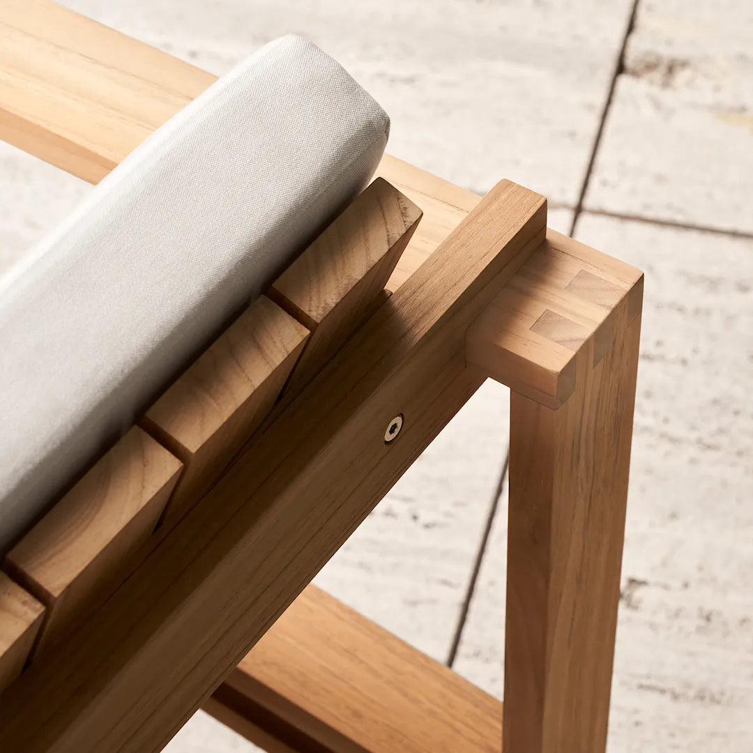 Bodil Kjær udendørs loungesæt i teak med 1 sidebord og 2 loungestole inkl. hynder fra Carl Hansen & Søn - 9 - Jacobsen Plus