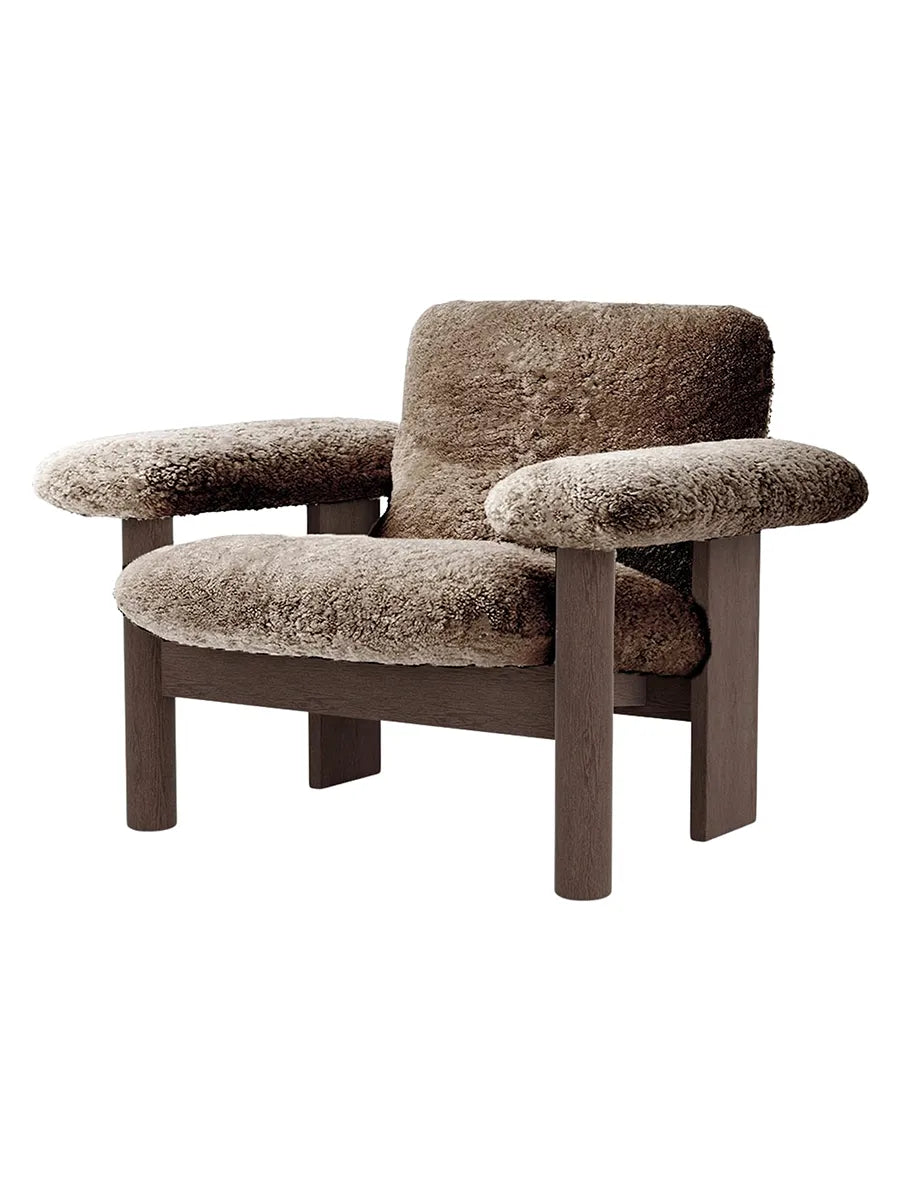 Brasilia Lounge Chair, low back, sheepskin fra Audo Copenhagen - Sahara - Dark Stained Oak - Jacobsen Plus
