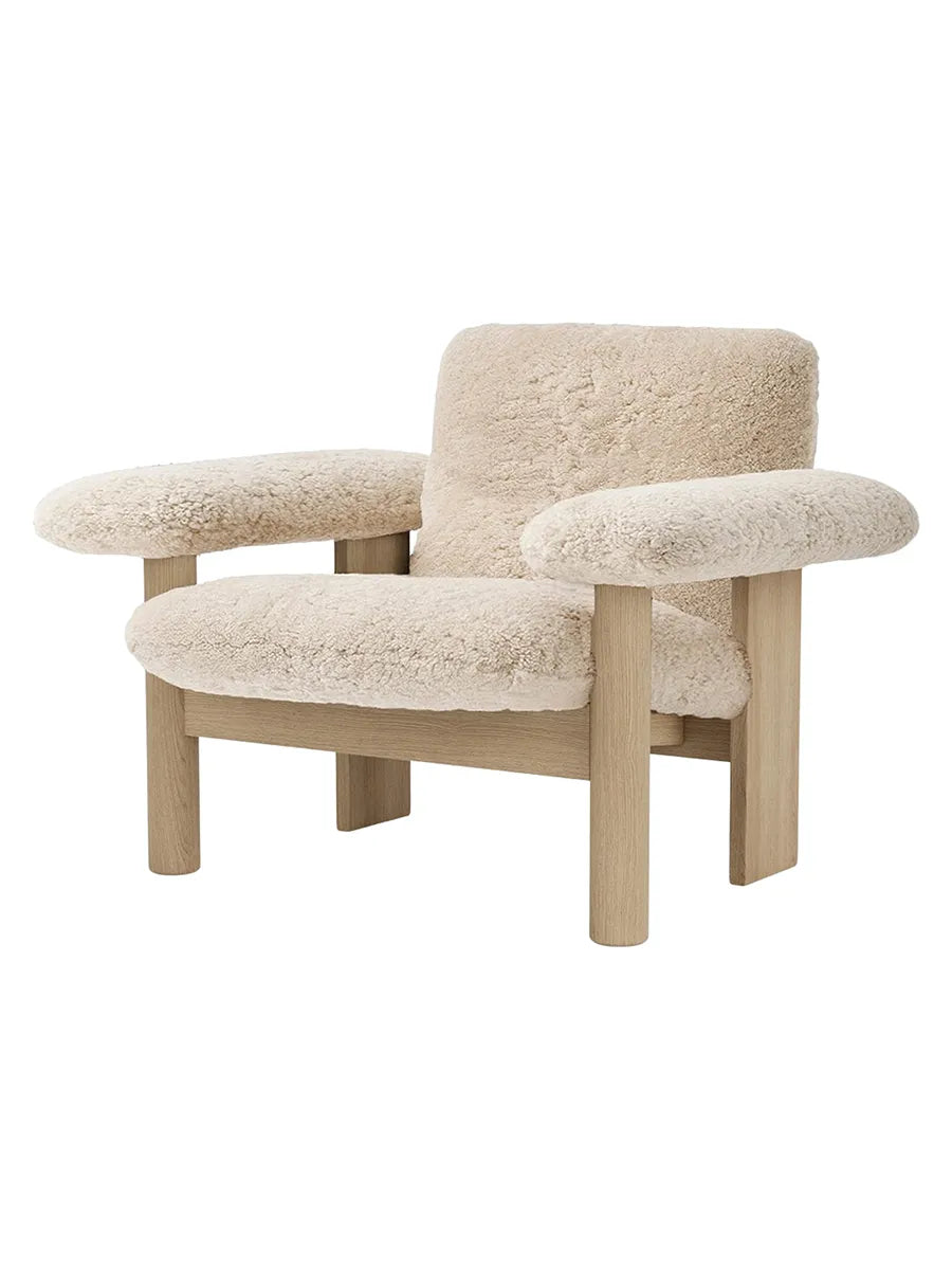 Brasilia Lounge Chair, low back, sheepskin fra Audo Copenhagen - Moonlight - Oak - Jacobsen Plus