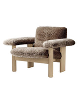Brasilia Lounge Chair, low back, sheepskin fra Audo Copenhagen - Sahara - Oak - Jacobsen Plus