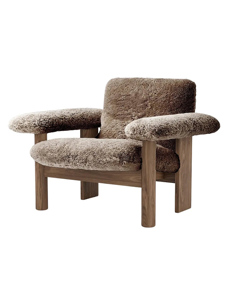 Brasilia Lounge Chair, low back, sheepskin fra Audo Copenhagen - Sahara - Walnut - Jacobsen Plus