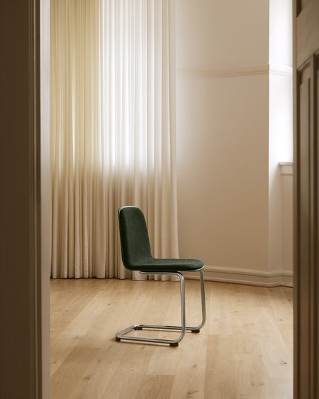 Muuto - Brink stol, cantilever base - Sort sæde - Sort stel - Jacobsen Plus