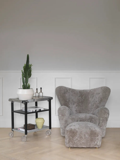 Den Trætte Mand fodskammel fra Audo Copenhagen - Natural Oak - Sheepskin Moonlight - Jacobsen Plus