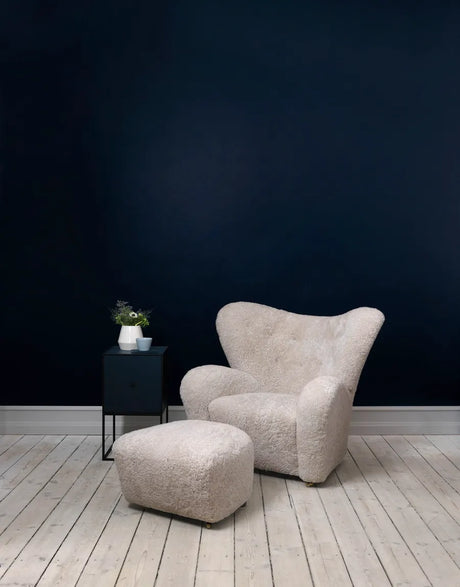Den Trætte Mand fodskammel fra Audo Copenhagen - Natural Oak - Sheepskin Moonlight - Jacobsen Plus