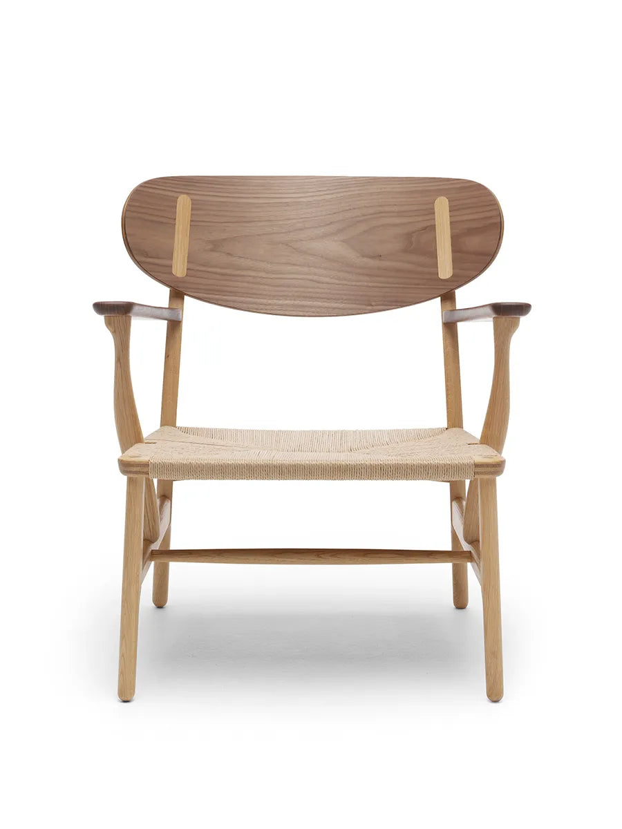 CH22 Loungestol af Hans J. Wegner - Natur / Valnød-Eg - Oliebehandlet - Jacobsen Plus