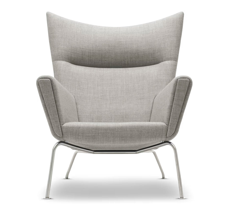 CH445 Wing Chair af Hans J. Wegner - Tekstil: Mood 1101 - Jacobsen Plus