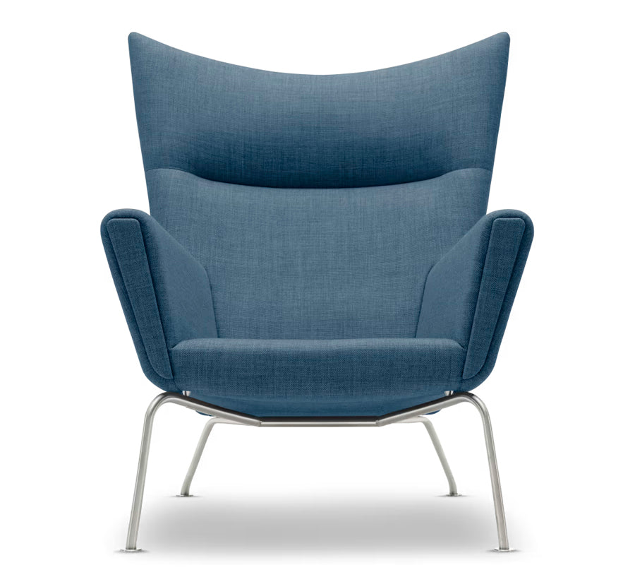 CH445 Wing Chair af Hans J. Wegner - Tekstil: Mood 4102 - Jacobsen Plus