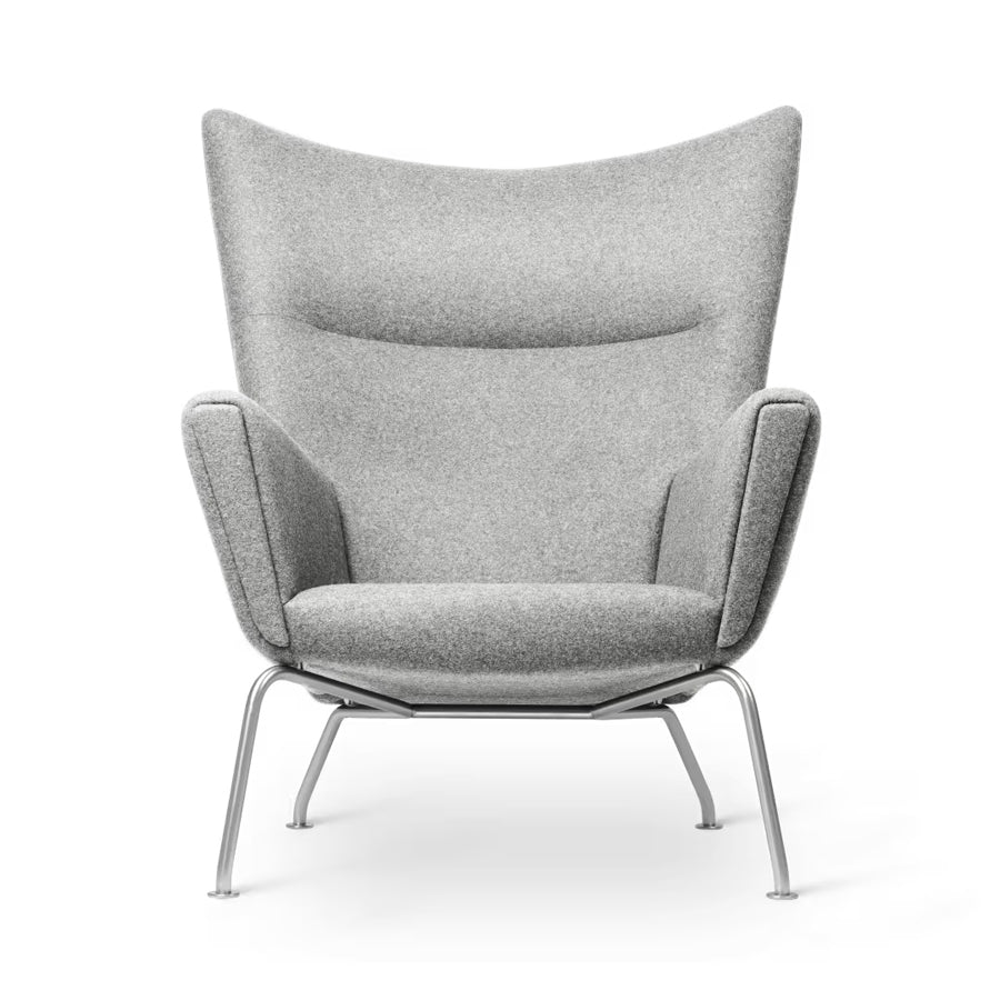 CH445 Wing Chair af Hans J. Wegner - Tekstil: Divina Melange 120 - Jacobsen Plus