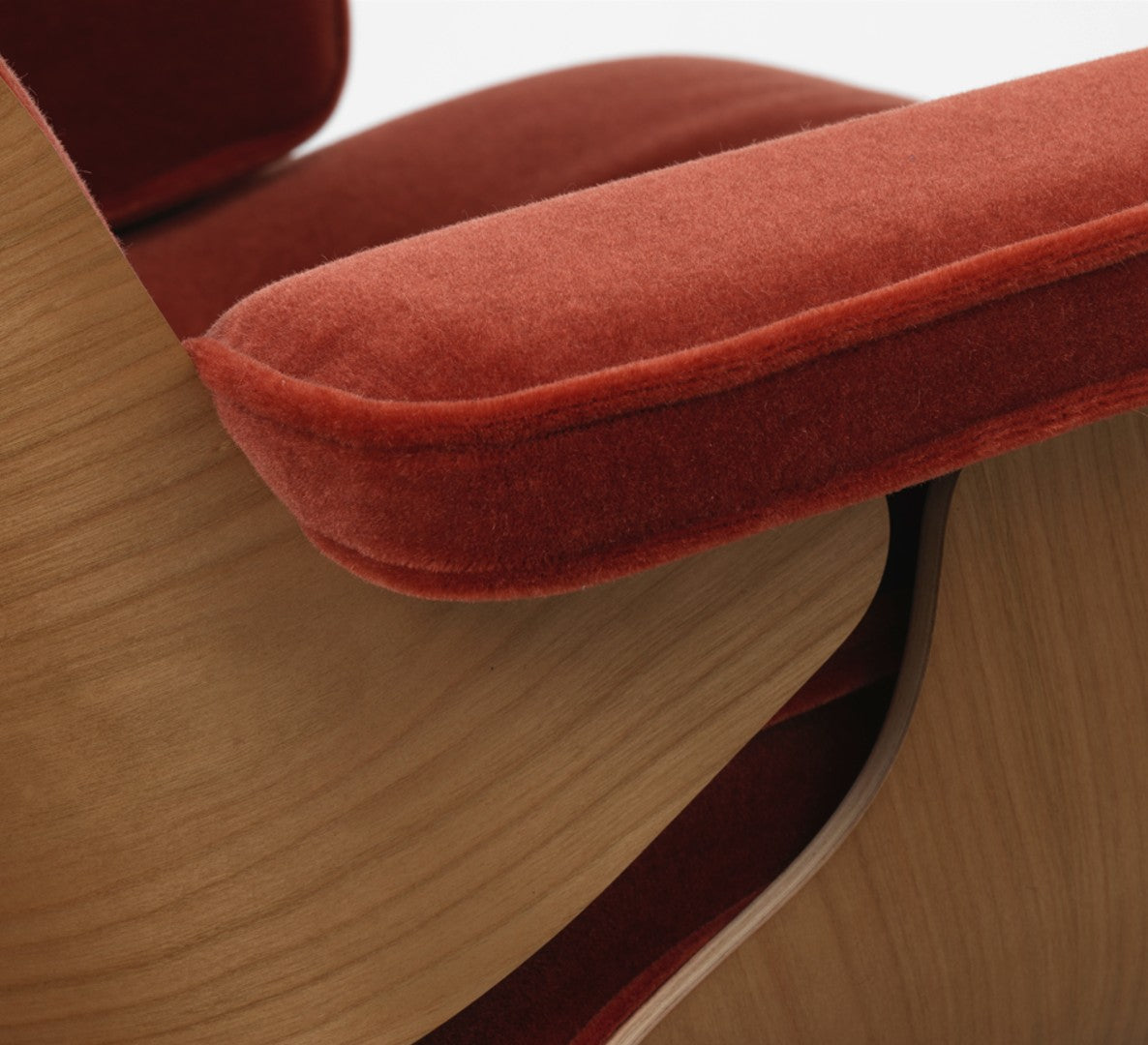 Eames Lounge Chair, kirsebær, calma brandy inkl. Fodskammel fra Vitra - 3 - Jacobsen Plus