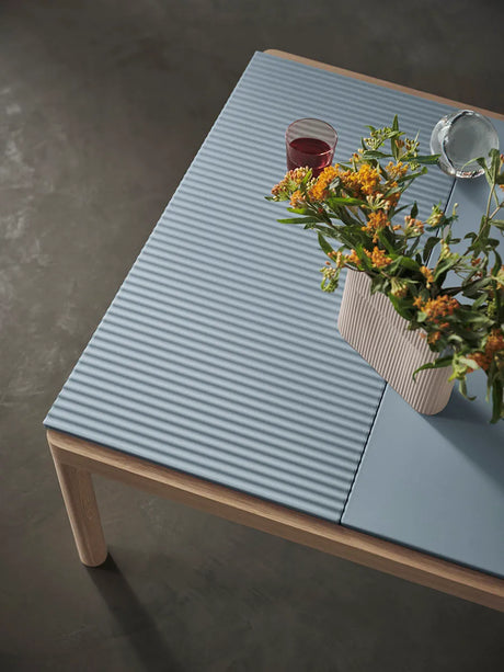 Couple Coffee Table, 80 x 84 cm fra Muuto - Pale Blue - Dark Oiled Oak / Plain - Jacobsen Plus