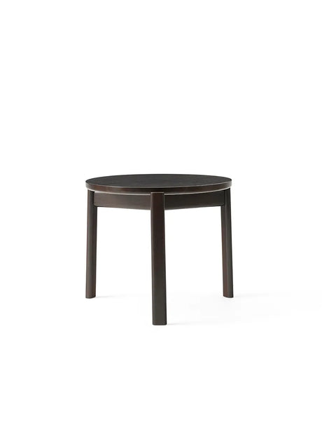 Passage Lounge Table, Ø50 cm fra Audo Copenhagen - Dark Lacquered Oak - Jacobsen Plus