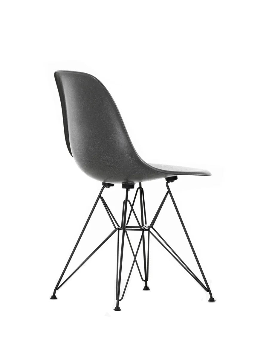 Eames Fiberglass Chair DSR, sortlakeret fra Vitra