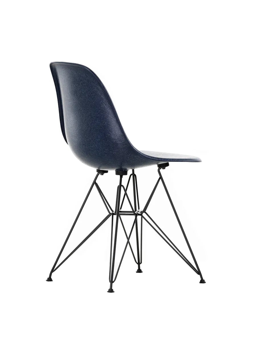 Eames Fiberglass Chair DSR, sortlakeret fra Vitra