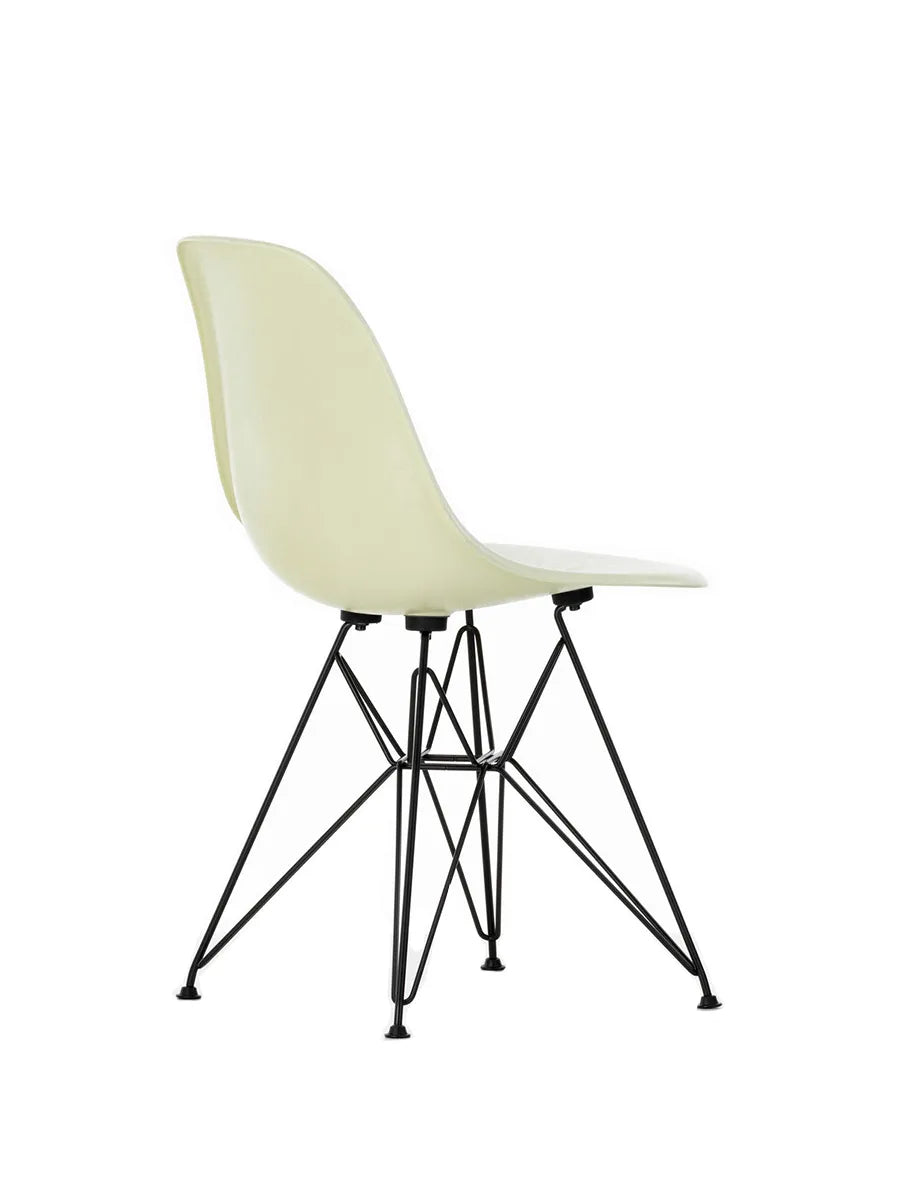 Eames Fiberglass Chair DSR, sortlakeret fra Vitra